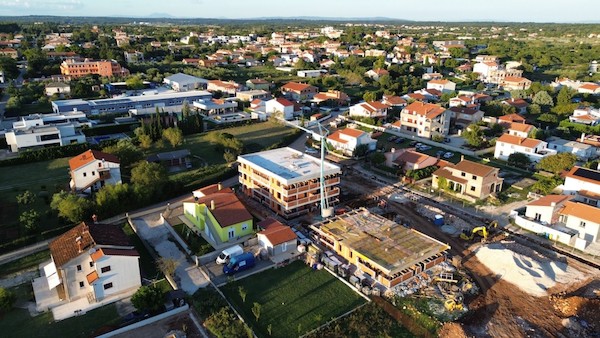 Pritlično stanovanje z vrtom in dvema parkirnima mestoma