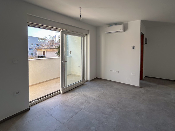 Soncno stanovanje z ložo in parkiriščem – center mesta, 57 m²