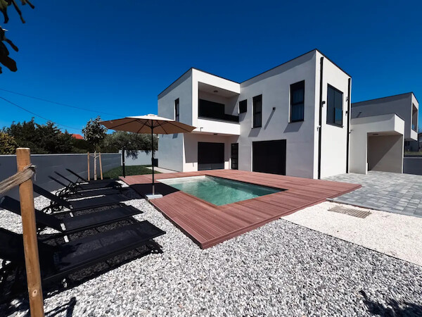 Moderna vila z bazenom in strešno teraso, 188 m², Pomer, 200 m od morja