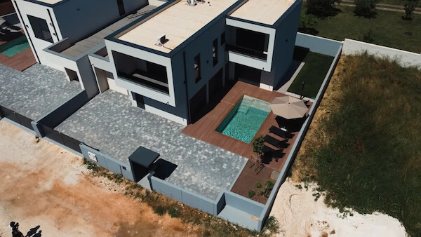 Pomer, vila 198 m² z bazenom, garažo in pogledom s strešne terase